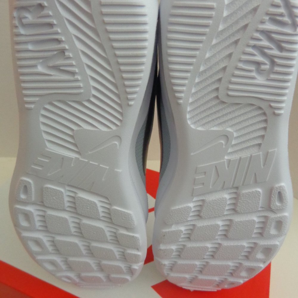 Nike Air Max Oketo. New. Women Size: 8. - Picture 8 of 9